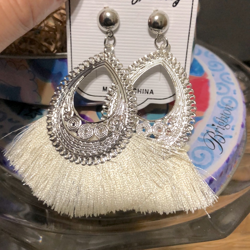 ❤️💚Gorgeous Fashion Feather & Silver Danglers❤️💚 - Picture 4 of 9